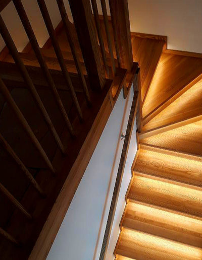 podświetlane schody drewniane