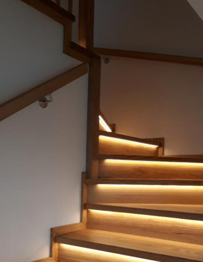 schody drewniane podświetlane