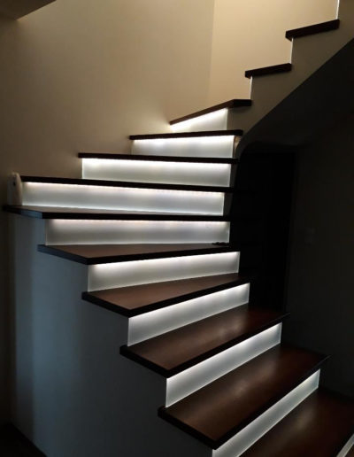 schody drewniane z podświetleniem